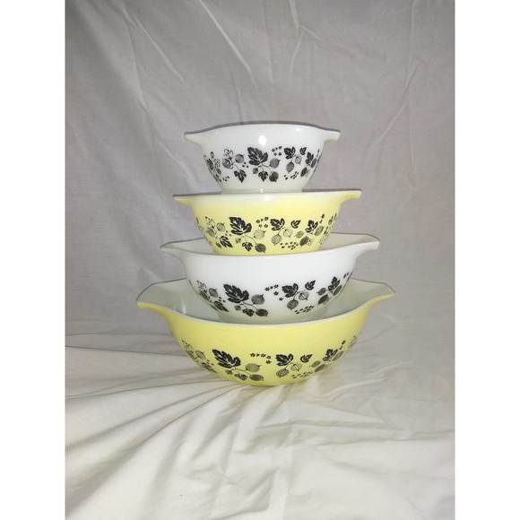 Pyrex yellow and black gooseberry Cinderella bowls (set of 4) - Picture 1 of 7